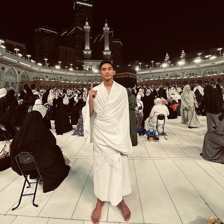 <p>Rizky Ridho sebelumnya sudah pernah menunaikan ibadah umrah bersama beberapa pemain Timnas lainnya. Saat itu, pemain dari klub Persija Jakarta ini menjalani umrah di sela-sela persiapan memulai putaran Kualifikasi Piala Dunia 2026 zona Asia melawan Arab Saudi. (Foto: Instagram @rizkyridhoramadhani)</p>