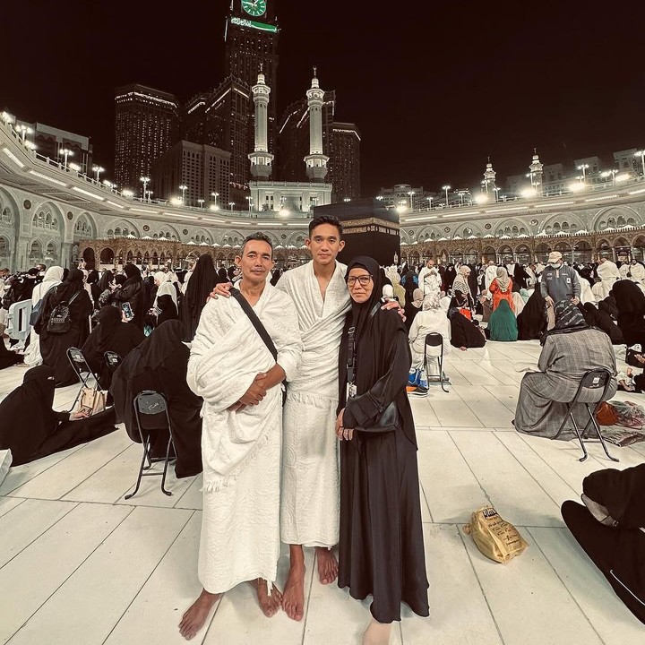 <p>Pemain sepak bola timnas Indonesia Rizky Ridho kembali pergi ke Tanah Suci untuk menunaikan ibadah umrah. Kali ini, Ridho menjalani umrah bersama keluarganya, Bunda. (Foto: Instagram @rizkyridhoramadhani</p>