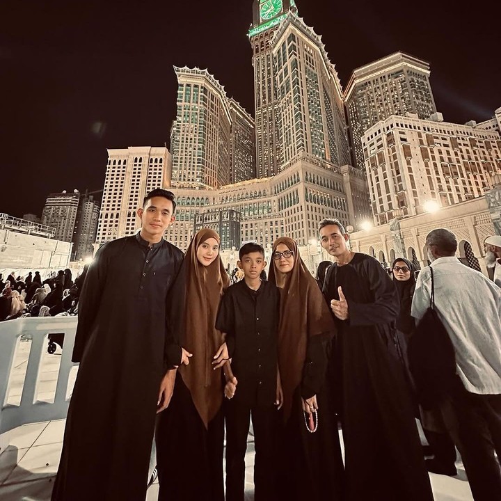 <p>Tampaknya ibadah umrah kali ini jauh lebih berkesan bagi Rizky Ridho. Selain karena menunaikan ibadah bersama keluarga, Rizky Ridho bersama Timnas baru saja menang melawan Bahrain dalam lanjutan Kualifikasi Piala Dunia 2026 zona Asia. (Foto: Instagram @rizkyridhoramadhani)</p>