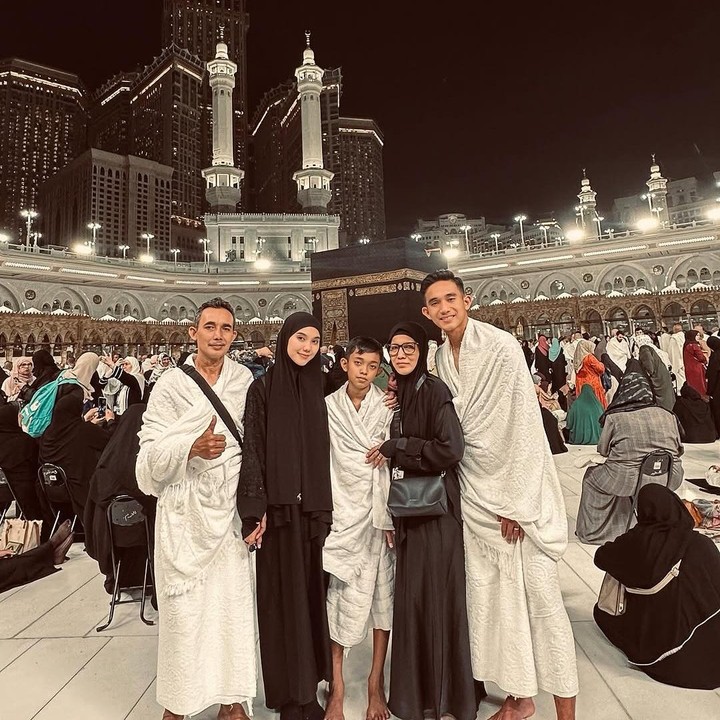 <p>Melalui unggahan di Instagram, Rizky Ridho membagikan momen saat umrah bersama kedua orang tua dan saudara-saudaranya. "Mimpi itu terwujud atas izin-Mu yaAllah, semua karena-Mu yaAllah. <em>Alhamdulillah</em> yaAllah," tulisnya di Instagram. (Foto: Instagram @rizkyridhoramadhani)</p>