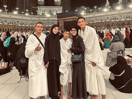 Pemain Timnas Indonesia Rizky Ridho Umrah bersama Keluarga, Ini 5 Potretnya
