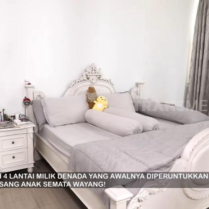 <p>Hunian Denada diketahui memiliki tanah yang cukup luas. Tempat tinggalnya ini terdiri dari empat lantai. Meskipun begitu, rumah tersebut hanya memiliki dua kamar tidur, yakni kamar utama miliknya dan sang putri. (Foto: YouTube TRANS7 OFFICIAL)</p>