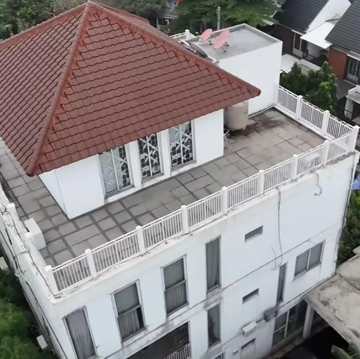 <p>Hal tersebut diketahui langsung melalui episode terbaru program <em>For Your Pagi </em>di<em> Trans 7.</em> Pada tayangan itu, Denada memperlihatkan setiap sudut tempat tinggalnya yang berlokasi di Bintaro, Jakarta Selatan. (Foto: YouTube TRANS7 OFFICIAL)</p>
