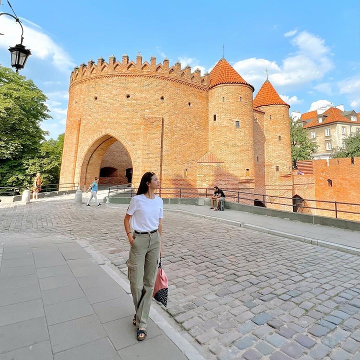<p>OOTD santai namun <em>stylish</em> juga ditunjukkan Yuki saat berlibur atau solo trip ke Warsaw di Polandia. Ketika mengunjungi salah satu tempat wisata, Yuki hanya terlihat mengenakan kaos polos putih yang dipadukan dengan celana cargo hijau muda. (Foto: Instagram @yukikt)</p>