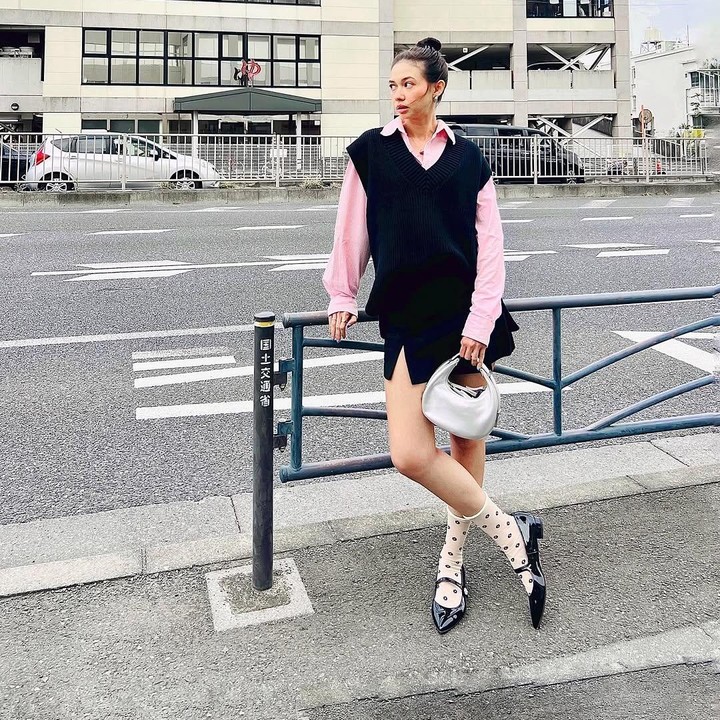 <p>Saat berlibur di kampung halamannya di Jepang, Yuki juga pernah menunjukkan gaya modis saat mengenakan kemeja merah muda yang ditutupi vest knit hitam. Gayanya semakin <em>stylish</em> karena ia berhasil padu padan dengan sepatu dan rok mini hitam, serta tas berwarna silver. (Foto: Instagram @yukikt)</p>