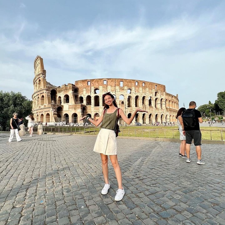 <p>Pada tahun 2023, Yuki pernah berlibur ke Roma, Italia. Saat mengunjungi bangunan bersejarah Colosseum, perempuan 30 tahun ini mengenakan pakaian yang lebih santai. Yuki memakai kaus tanpa lengan yang dipadukan dengan rok span pendek dan sepatu kets. (Foto: Instagram @yukikt)</p>