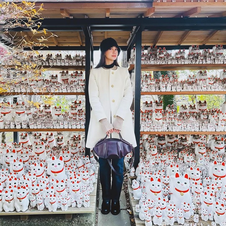 <p>Aktris Yuki Kato dikenal suka <em>traveling</em> ke luar negeri. Perempuan yang baru saja berulang tahun ke-30 tahun ini kerap tampil <em>stylish</em> selama <em>traveling</em>. Misalnya, saat mengunjungi Gotokuji Temple di Tokyo, Jepang, Yuki terlihat <em>stylish</em> mengenakan OOTD musim dingin. Ia memadukan jaket musim dingin yang <em>girlie</em> dengan celana dan <em>faux fur bucket hat</em> berwarna hitam. (Foto: Instagram @yukikt)</p>