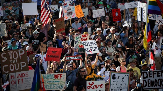 Aksi demo besar digelar di sejumlah kota di AS, menolak kebijakan Presiden Trump yang dianggap agresif.