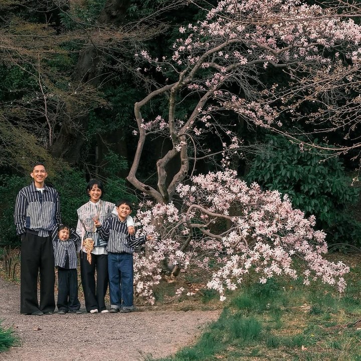 <p>Ada juga penyanyi Andien Aisyah dan sang suami, Irfan Wahyudi, yang memilih Jepang sebagai destinasi libur Lebaran mereka bersama anak-anak. Mereka pun mengabadikan momen di bawah pohon bunga sakura yang menjadi ikon negara tersebut. “Eid Al-Fitri dihabiskan dengan baik di Shinjuku Gyeon. Walaupun ketupat dan opornya kali ini diganti dulu sama sushi dan curry. Tapi bahagianya kami enggak akan terganti,” tulis Andien, dikutip dari laman<em> Instagram@andienaisyah,</em> Minggu (6/4/2025). (Foto: Instagram@andienaisyah)</p>