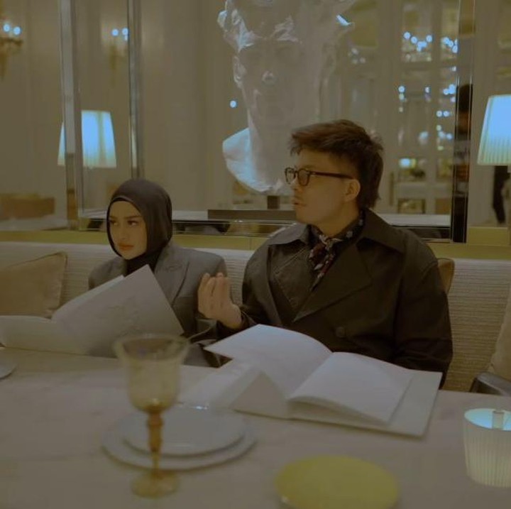 <p>Bukan sekadar liburan, mereka juga memanfaatkan momen tersebut untuk merayakan ulang tahun pernikahan yang ke-4. Momen itu dibagikan langsung oleh Atta di akun Instagram pribadinya. Ia terlihat mengunggah sebuah video saat makan malam romantis bersama sang istri. (Foto: Instagram@attahalilintar)</p>
