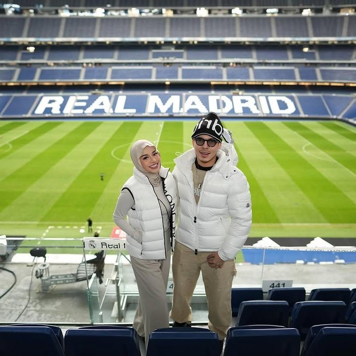 <p>Pada <em>postingan</em> itu, Atta juga mengucapkan terima kasih kepada sang istri yang sudah menemaninya untuk mengunjungi tempat yang telah lama diidamkan. “Makasih pujaan hatiku yang mau nemenin <em>@realmadrid,</em>” tulis Atta. (Foto: Instagram@attahalilintar)</p>