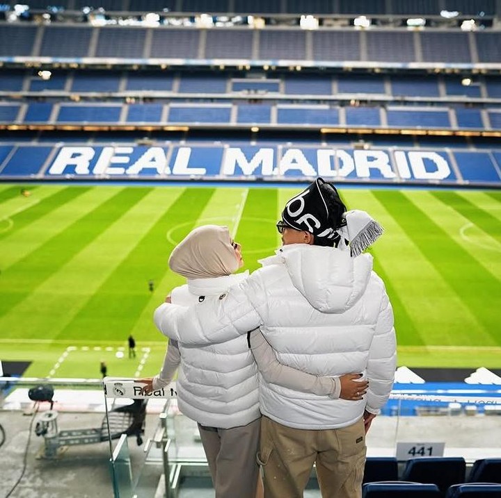 <p>Selain makan malam, keduanya juga menikmati <em>anniversary trip</em> itu dengan mengunjungi salah satu tempat populer di Spanyol, yakni stadion markas Real Madrid. Atta dan Aurel pun tak ingin melewatkan kesempatan untuk berfoto dengan lapangan stadion tersebut yang cukup legendaris. (Foto: Instagram@attahalilintar)</p>