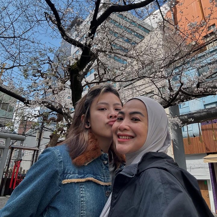 <p>Pembawa acara Feni Rose juga memilih Jepang sebagai destinasi liburannya bersama sang putri, Audi Kirana. “Perjalanan kali ini hampir 10.000 langkah.. o iya.. di sini hampir mekar sakuranya.. dan udaranya dingin sejuk, bikin laper dan ingin goler-goler,” tulis Feni, dikutip dari laman<em> Instagram@fenirose. </em>(Foto: Instagram@fenirose)</p>