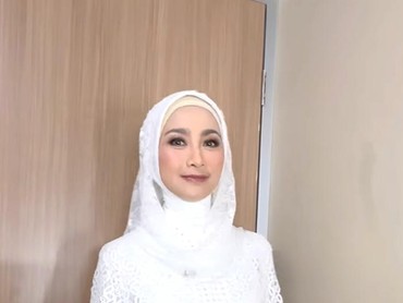 Lulus S3 di Usia 52, Desy Ratnasari Menangis Kenang Mendiang Ayah
