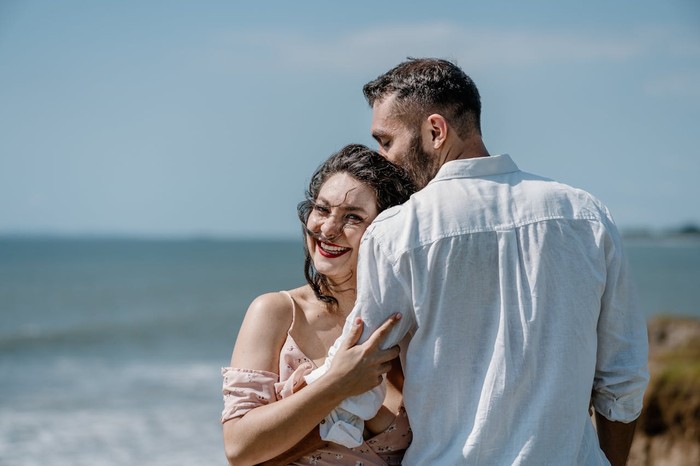 Kepribadian langka yang dimiliki oleh pecinta hujan adalah mereka sosok romantis sejati.