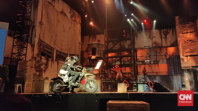 Pengunjung Trans Studio Cibubur disajikan pertunjukan 'SWAT vs Clown Craze' tentang aksi pasukan khusus melawan kelompok bandit berkostum badut.