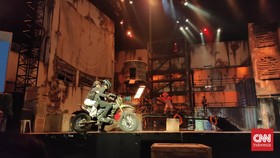 Intip Aksi SWAT Melawan Bandit Clown Craze di Trans Studio Cibubur