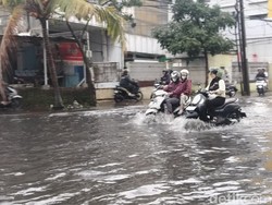 Diguyur Hujan Deras, Jalanan Bandung Tergenang Banjir