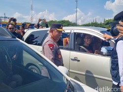 Saat Kapolri Sapa dan Beri Bingkisan Pemudik di Tol Kalikangkung