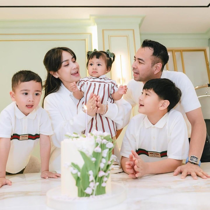 <p>Pada <em>postingan</em> itu, Raffi dan Gigi juga menuliskan ucapan ulang tahun dan pesan menyentuh. “Setiap hari bersamamu adalah petualangan yang luar biasa. Melihatmu tumbuh dan belajar hal-hal baru membuat hatiku penuh kebanggaan,” ungkap mereka. (Foto: Instagram@raffinagita1717)</p>