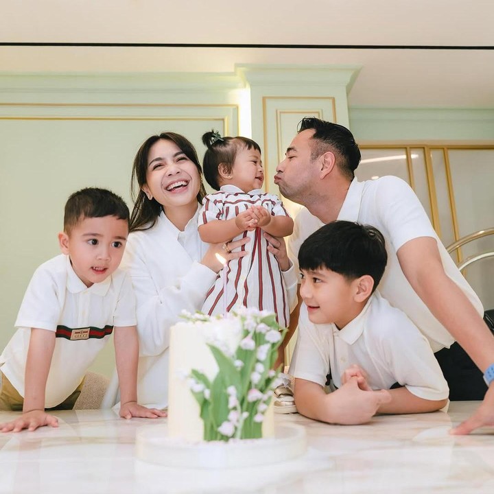 <p>Tak hanya itu, Raffi dan Gigi juga mengunggah sebuah kompilasi video yang memperlihatkan tumbuh kembang Lily dari bayi hingga berusia 1 tahun. “Semoga di usia yang baru ini, kamu semakin diberkahi dengan kebahagiaan, kesehatan, dan semua impian yang kamu cita-citakan. Ingatlah selalu, kami akan selalu ada di sini untuk mendukungmu, memberikan cinta dan perhatian, karena kamu adalah bagian dari hati kami,” ungkapnya. (Foto: Instagram@raffinagita1717)</p>