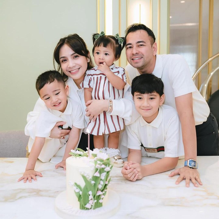 <p>Momen perayaan ulang tahun Lily dibagikan langsung oleh Raffi dan Gigi di akun Instagram. “Selamat ulang tahun, anakku Ranaima Malika Raudhia Andara/Lily,” tulis pasangan ini, dikutip dari laman<em> Instagram@raffinagita1717,</em> Minggu (6/4/2025). (Foto: Instagram@raffinagita1717)</p>