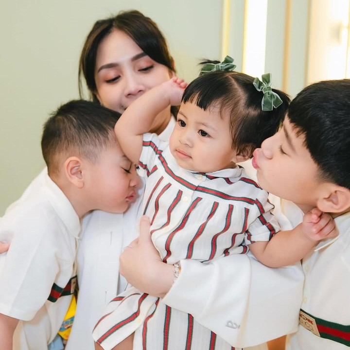 <p>Raffi dan Gigi pun mengatakan sang putri adalah kebahagiaan terbesar dalam hidup mereka. “Semoga tahun ini semakin banyak tawa, kebahagiaan, dan impian yang tercapai. Teruslah menjadi dirimu yang luar biasa, dan aku akan selalu ada untukmu, apa pun yang terjadi. <em>Love you to the moon and back</em>,” tulisnya. (Foto: Instagram@raffinagita1717)</p>
