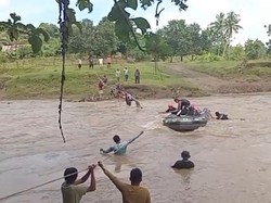 Ibu Hamil di Barru Ditandu-Seberangi Sungai ke Puskesmas Imbas Banjir