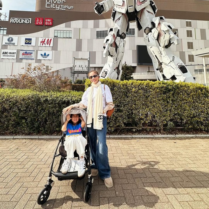 <p>Sementara itu, ada juga Momo Geisha yang terlihat mengabadikan foto bersama sang putri di depan salah satu pusat perbelanjaan di Tokyo Jepang, yakni Driver City Tokyo. (Foto: Instagram@therealmomogeisha)</p>