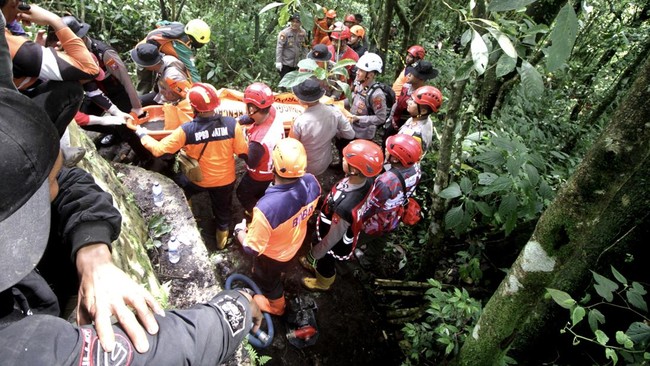 Evakuasi Jenazah Pendaki Gunung Saeng Bondowoso Berlangsung 12 Jam Jenazah pendaki Gunung Saeng, Bondowoso, berhasil diangkat dari jurang 150 meter setelah 12 jam evakuasi. Lama proses evakuasi karena medan ekstrem.