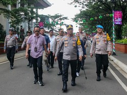 Polisi Patroli Jalan Kaki di TMII Pastikan Keamanan Selama Libur Lebaran
