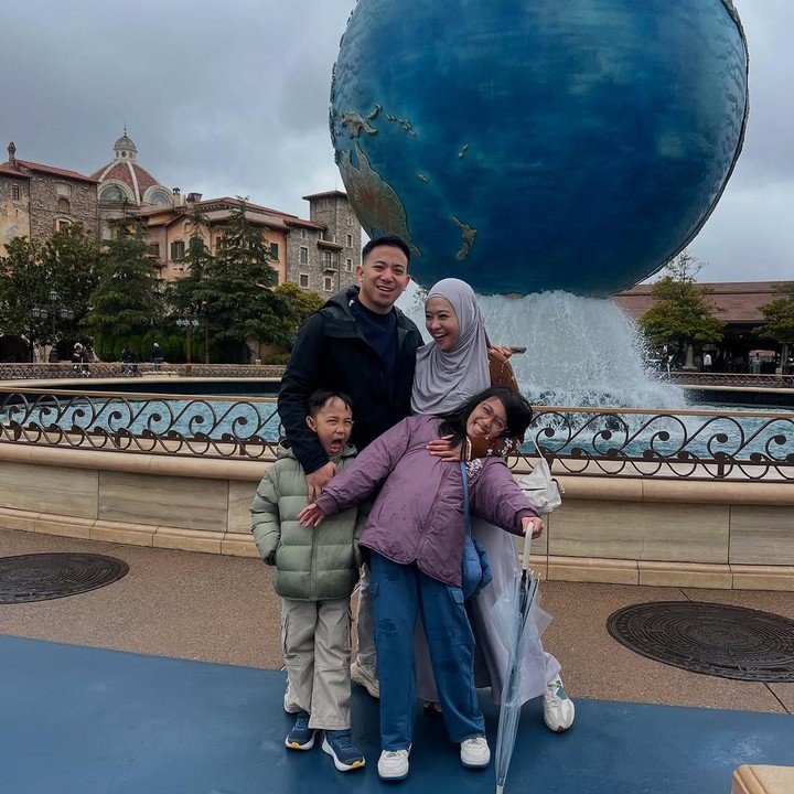 <p>Poppy Bunga dan Muhammad Fattah Riphat juga tengah berlibur di Jepang bersama kedua anaknya. Bahkan, mereka juga mengunjungi salah satu tempat wisata populer, yakni Tokyo Disney Sea. “Hadiah terbesar dalam hidup adalah waktu yang dihabiskan untuk membuat kenangan bersama orang-orang terkasih,” tulis Poppy, dikutip dari laman<em> Instagram@poppybungariphat. </em>(Foto: Instagram@poppybungariphat)</p>