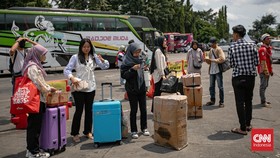 FOTO: Puncak Arus Balik Lebaran di Terminal Kalideres