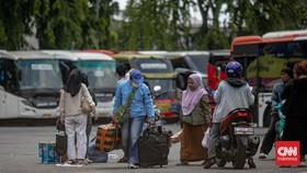 Para pemudik beserta barang bawaan tiba menggunakan bus-bus AKAP di Terminal Kalideres, Jakarta, Minggu (6/4/2025). (CNN Indonesia/Adi Maulana Ibrahim)