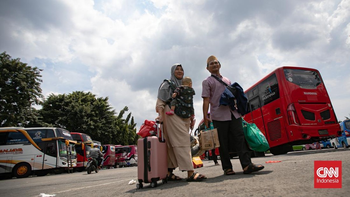 FOTO: Puncak Arus Balik Lebaran di Terminal Kalideres