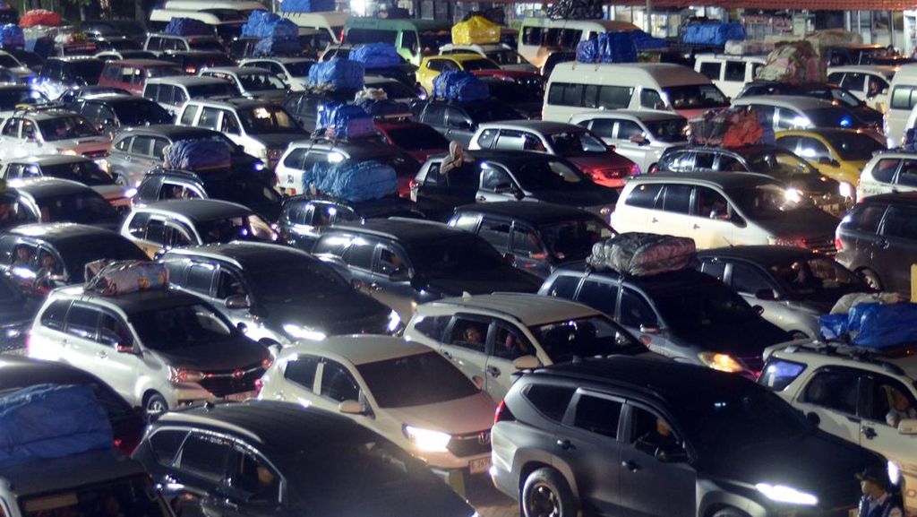 ASDP Ungkap Biang Kerok Antrean Kendaraan Mengular di Pelabuhan Merak