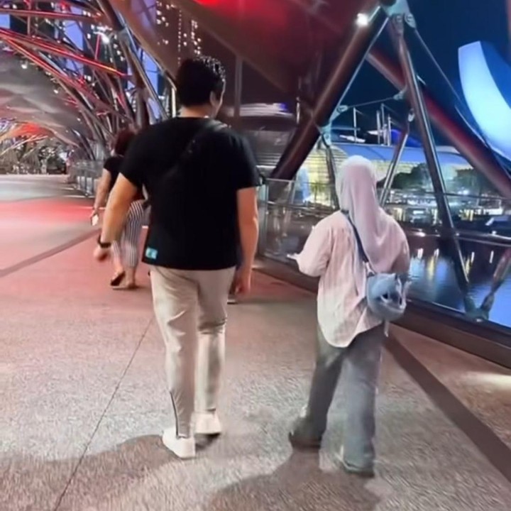 <p>Aisyahrani pun menjelaskan bahwa putrinya yang satu ini selalu berinteraksi dengan pamannya. “Apalagi paling nempel sama ratuuu <em>uncle</em>-nya bisaaa gitu sepanjang jalan ngobrol. Terima kasih <em>uncle </em>incess,” tulis Aisyahrani. (Foto: Instagram@syh55)</p>