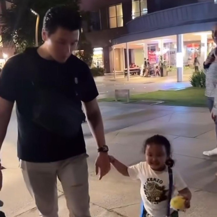 <p>Momen itu dibagikan langsung oleh Aisyahrani melalui beberapa video yang diunggah di akun Instagram Stories-nya. Pada<em> postingan</em> itu, terlihat Reino yang tengah mengasuh keponakannya dengan mengajak mereka jalan-jalan di Singapura. (Foto: Instagram@syh55)</p>