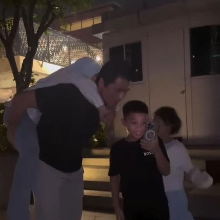 <p>Momen manis lainnya pun terlihat ketika anak perempuan Aisyahrani yang bernama Ratu digendong oleh Reino. “Naaahhh yang ini puunn ga mau lepas nempeellll terusss MashaAllah terima kasih <em>uncle,</em>” ungkap Aisyahrani. (Foto: Instagram@syh55)</p>