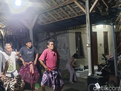 Antusiasnya Bapak-bapak Belajar Menari Bali di Batuan Sukawati