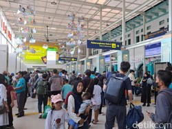 Suasana Stasiun Senen di Akhir Libur Lebaran: Pintu Keberangkatan-Kedatangan Ramai
