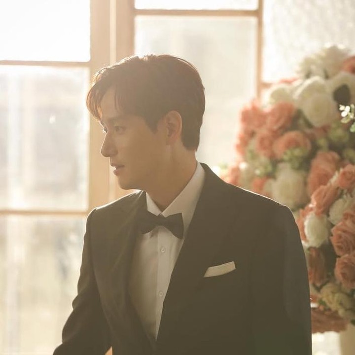<p>Seperti diketahui karakter Lee Tae Oh dalam drama Korea <em>The World of the Married</em>, digambarkan sebagai sosok suami yang berselingkuh dengan perempuan lebih muda. (Foto: Instagram @pleoent)</p>
