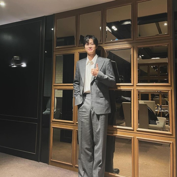 <p>Selanjutnya ada aktor Korea Selatan, Gong Myung. Bunda mungkin mengenali sosoknya lewat film Korea <em>box office</em> berjudul <em> Extreme Job. </em> Usai menjalani wamil, ia kembali lewat serial <em>Way Back Love</em>. (Foto: Instagram @0myoung_0526)</p>