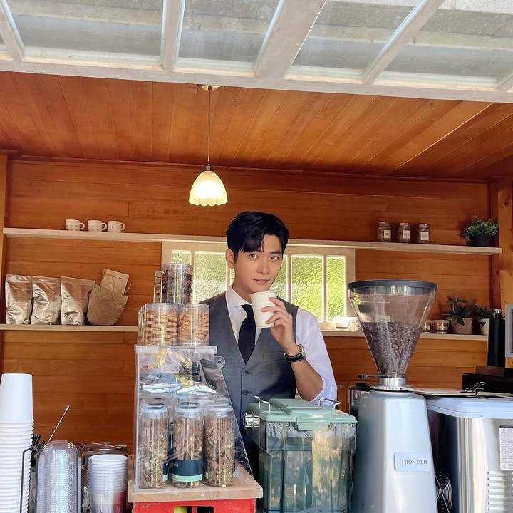 <p>Popularitas Kang Tae Oh meroket usai membintangi drama Korea <em>Extraordinary Attorney Woo</em>. Setelah merampungkan wamil, ia kembali lewat drama Korea <em>The Potato Lab</em>. (Foto: Instagram @manofcreation_official)</p>