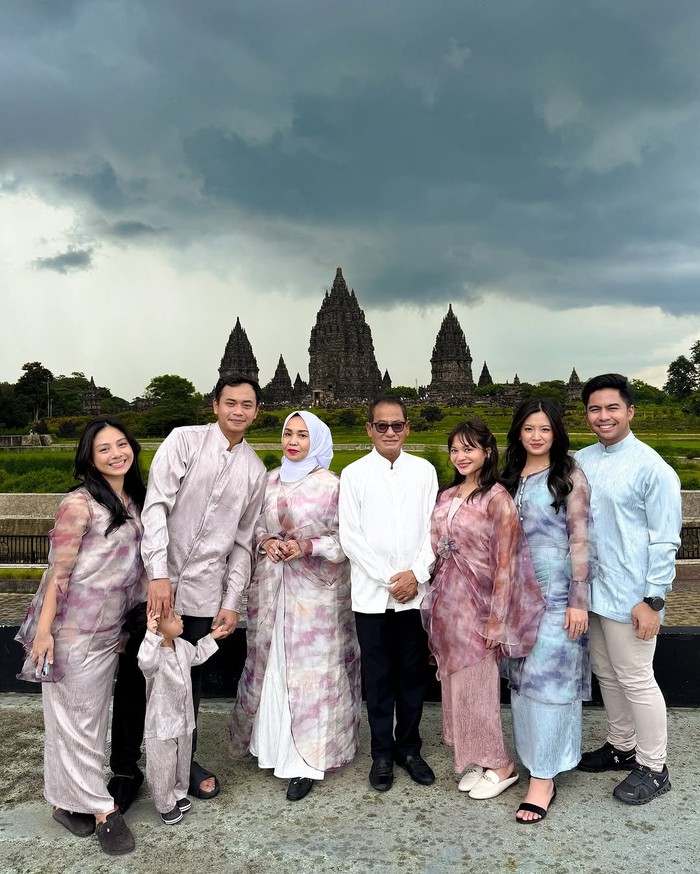 Amel Carla mudik ke Yogyakarta di lebaran tahun ini. Bersama keluarganya, Amel Carla berfoto di Candi Prambanan. Wah seru banget ya!/Foto: instagram.com/amelcarla