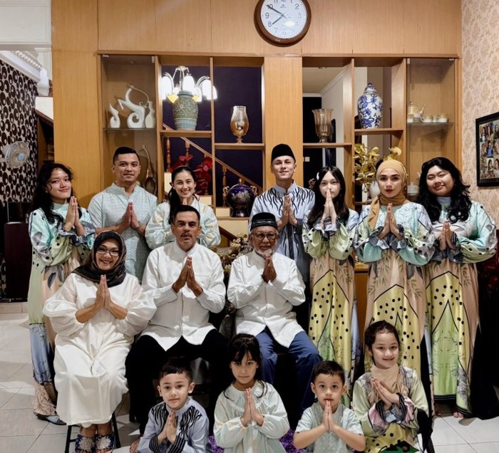 Andhika Pratama & Ussy Sulistiawaty pulang kampung ke Malang, Jawa Timur. Andhika dan Ussy bersama keempat anaknya kompak menggunakan sarimbit yang memiliki motif dan warna yang cerah./Foto: instagram.com/andhiiikapratama