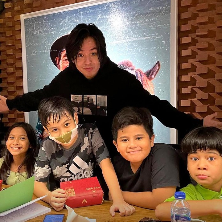 <p>Selain Prince dan Quinn, ada pula pengisi suara lainnya yang turut terlibat dalam film <em>Jumbo</em>. Misalnya saja Angga Yunanda sebagai Acil, Cinta Laura sebagai Ibunda Meri, Ariel NOAH sebagai Ayah Don, serta Bunga Citra Lestari sebagai Ibunda Don. (Foto: Instagram: @jumbofilm_id)</p>