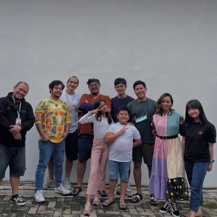 <p>Film animasi Jumbo yang tayang sejak 31 Maret 2025 berhasil tembus 1 juta penonton. Hal ini pun menjadikan Jumbo sebagai film animasi Indonesia terlaris, Bunda. "Lebih dari 1.000.000 penonton sudah menjadi saksi bahwa film animasi Indonesia bisa menyentuh hati semua kalangan, dari anak-anak sampai orang dewasa. Terima kasih untuk setiap tawa, air mata, dan tepuk tangan yang kalian bagikan setelan noton film JUMBO," tulis Instagram resmi film <em>Jumbo</em>. (Foto: Instagram: @jumbofilm_id)</p>