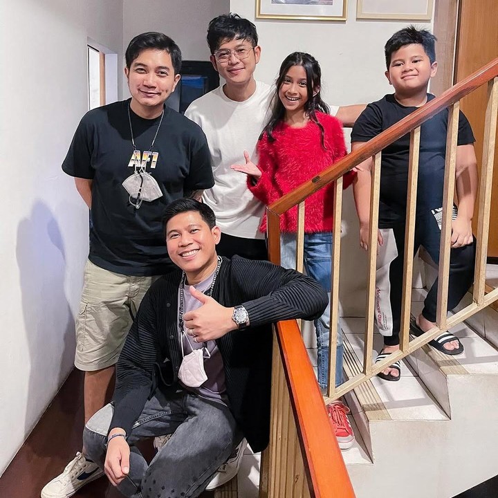 <p>Melalui laman Instagram-nya, Quinn membagikan video lawasnya bersama Prince ketika pertama kali didengarkan lagu <em>soundtrack</em> Jumbo. Ketika itu, Quinn dan Prince masih memiliki suara yang menggemaskan. "Nemunin video harta karunku waktu masih kecil banget dan nyanyinya gemoy banget. Ini pertama kali didengerin lagu pentas Don dan Meri sama kakak-kakak <em>@laleilmanino @ilmanibrahim @ninokayam @lalepsi</em>, terus <em>workshop</em> lagi ini<em> Selalu Ada di Nadimu</em> bareng <em>@prince_poetiray</em> yang juga gemas banget suaranya. Sekarang setelah empat tahun bahagia banget sambutan lagu ini indah dan menyentuh di hati banyak orang. Terima kasih, peluk hangat dari Don dan Meri," tutur Quinn. (Foto: Instagram: @quinnsalman)</p>
