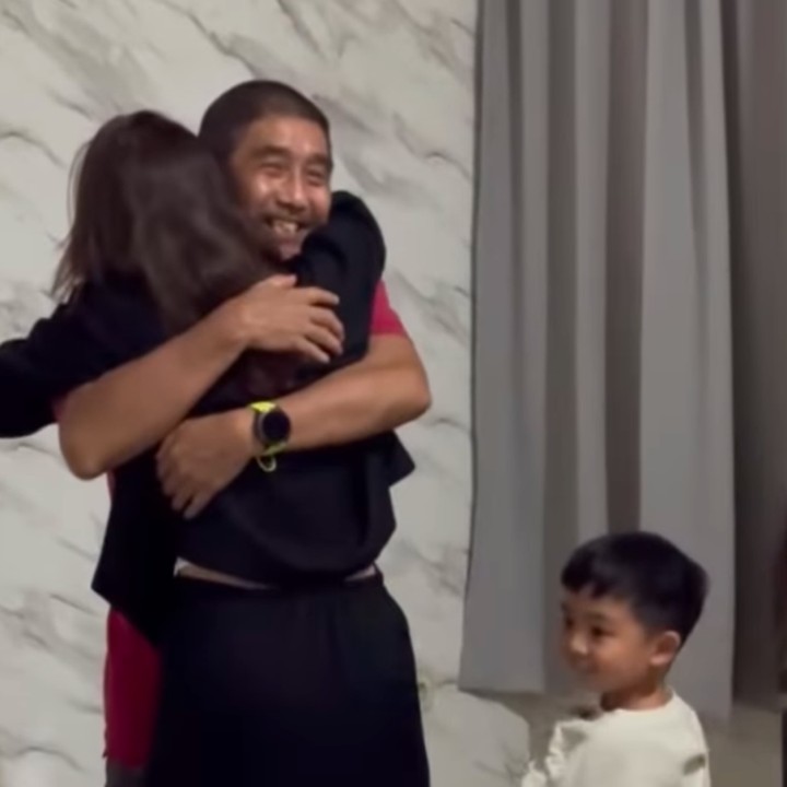 <p>Dalam sebuah video, terlihat Ayah Chelsea terkejut mendapati sang putri datang ke rumahnya. Sontak, ia langsung memeluk Chelsea dengan erat. (Foto: Instagram: @chelseaoliviaa)</p>